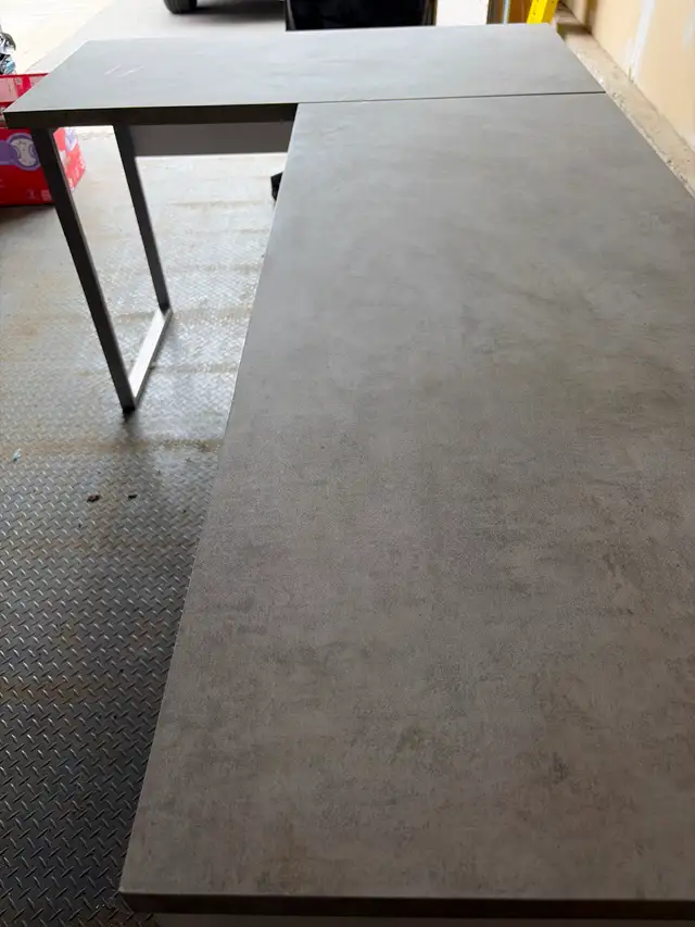 Large office desk - white office chair also available - Photo 3