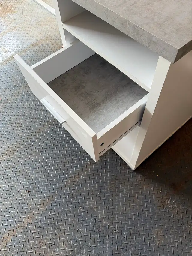 Large office desk - white office chair also available - Photo 4