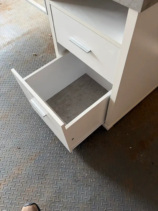 Large office desk - white office chair also available - Photo 5