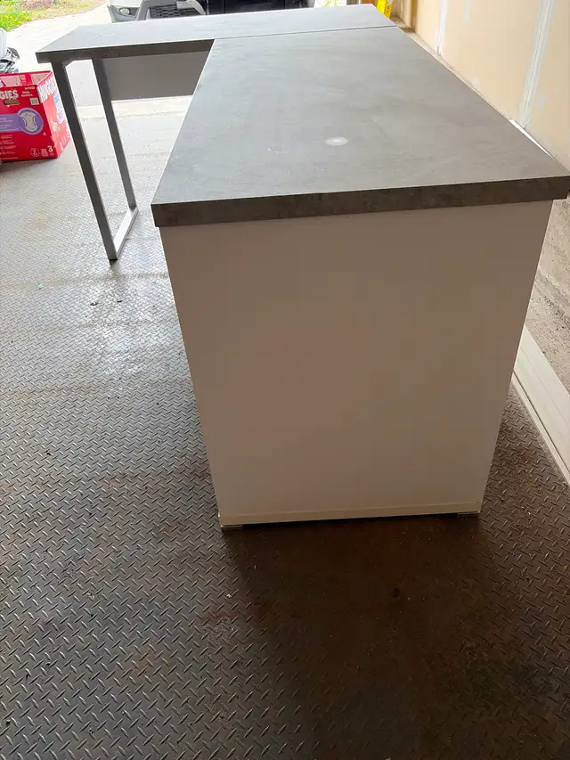 Large office desk - white office chair also available - Photo 6