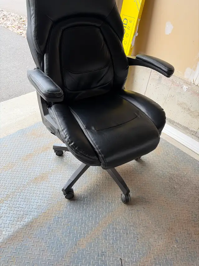 Large office desk - white office chair also available - Photo 7