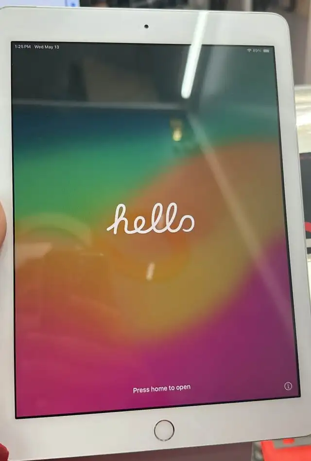 Apple iPad 6th Gen (A1954) – 128GB – Silver - Photo 2