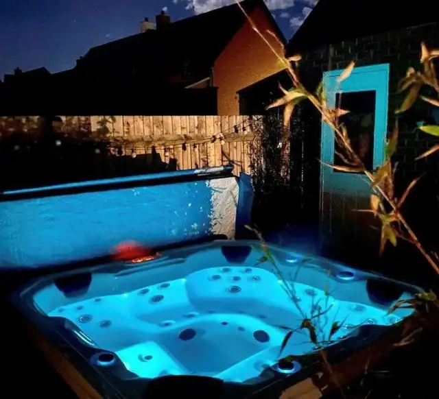 3 PUMP BENCH HOT TUB - Photo 10
