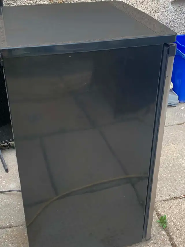 Sylvania mini fridge - Photo 2