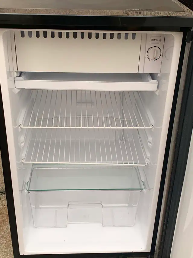 Sylvania mini fridge - Photo 4