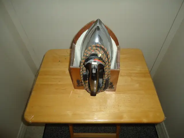 Iron and stand - Photo 2
