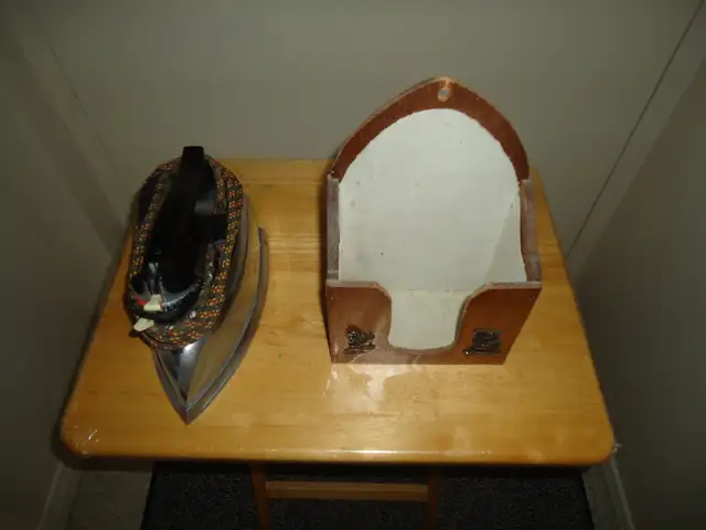 Iron and stand - Photo 3