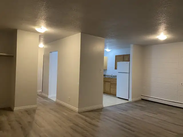 Newly Renovated 2 Bedroom Apartment, All Utilities Included - Photo 5