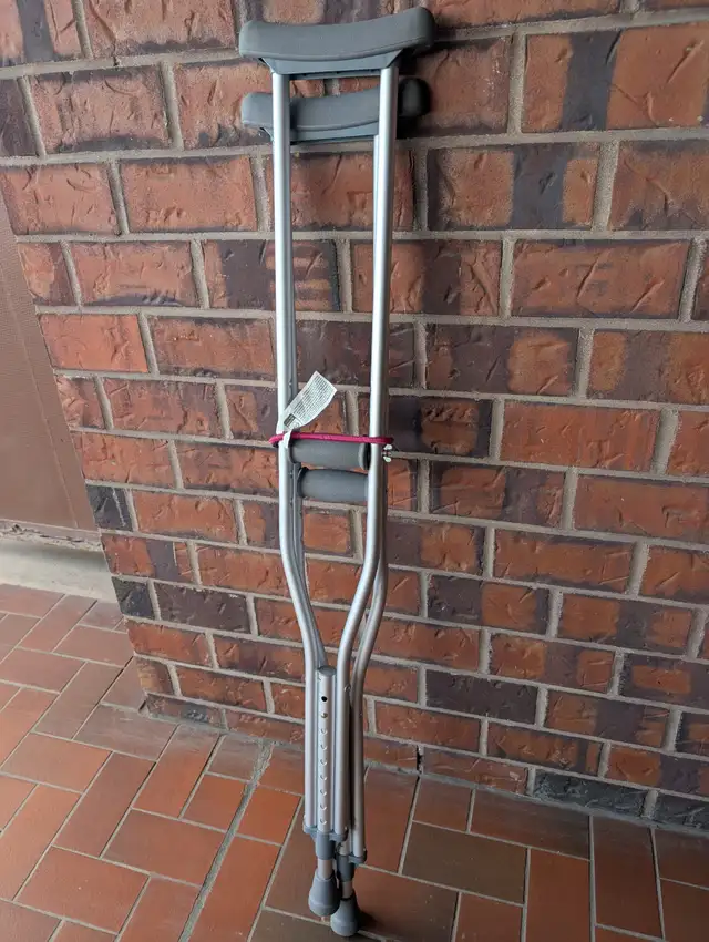 Crutches max height 5'10 bequilles max 5'10