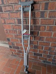 Crutches max height 5'10 bequilles max 5'10