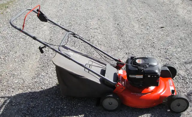 SCOTTS SELF PROPELLED GAS LAWN MOWER - Photo 2