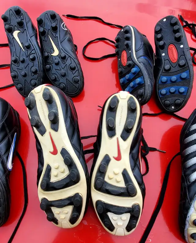 5 pairs Soccer Shoes Cleats size 3-7 Nike & Spalding . - Photo 2