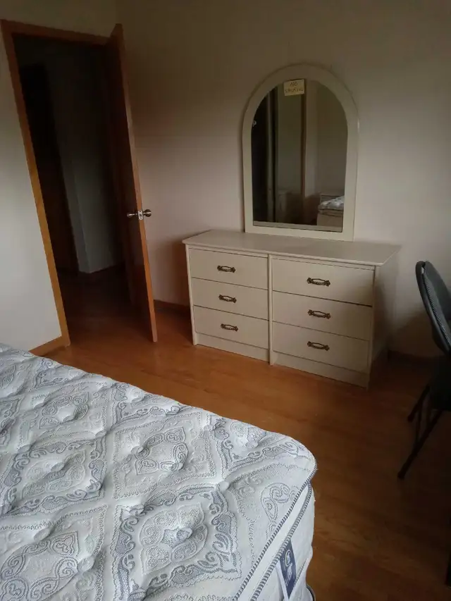 BEAUTIFUL LARGE BEDROOM - Photo 2