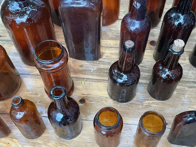Antique Amber Glass Bottles ! - Photo 6