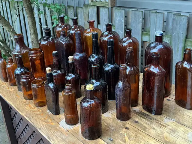 Antique Amber Glass Bottles ! - Photo 9