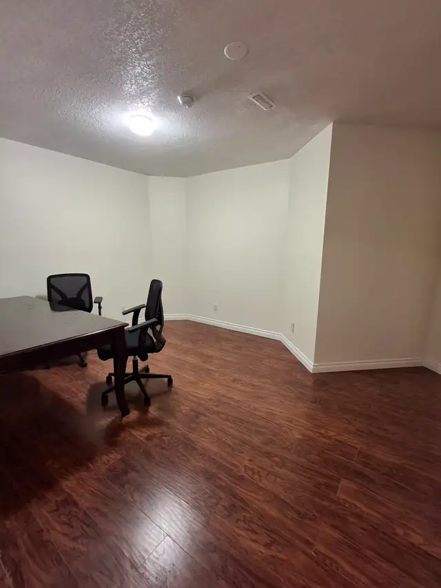 Brand new Legal Suit -  Room for rent - Photo 3