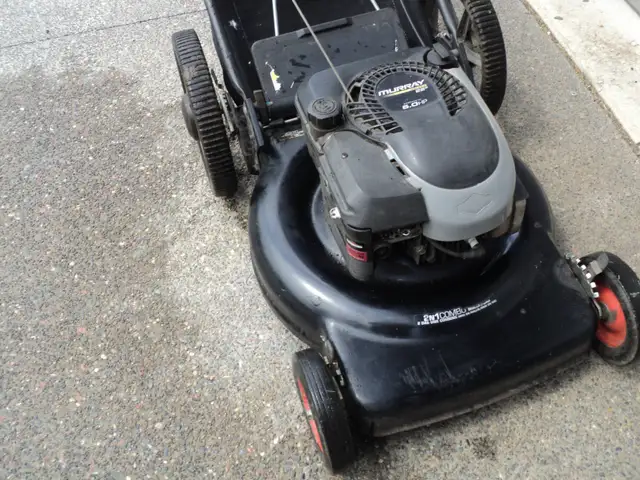 AWESOME MOWER! Briggs & Stratton 22' MOWER - Photo 3