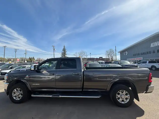 2022 RAM 3500 LARAMIE 4X4 / 8 FT BOX / ONE OWNER ACCIDENT FREE - Photo 2