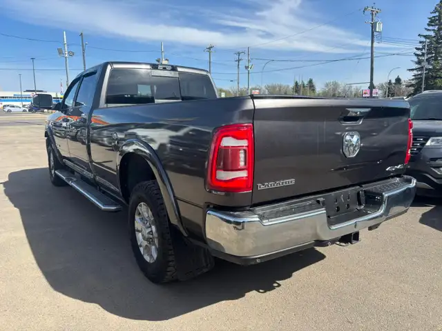 2022 RAM 3500 LARAMIE 4X4 / 8 FT BOX / ONE OWNER ACCIDENT FREE - Photo 3