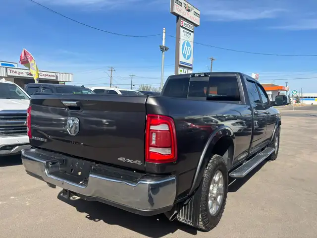 2022 RAM 3500 LARAMIE 4X4 / 8 FT BOX / ONE OWNER ACCIDENT FREE - Photo 5