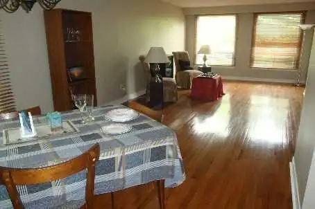 2000 SQ FT(401/BROCK)PICKER4 BEDROOM BSMT VACANT 4 BATH GO STN - Photo 2
