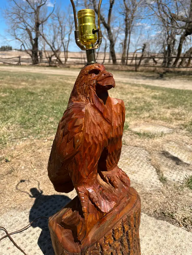 Beautiful Carved eagle lamp - Photo 2