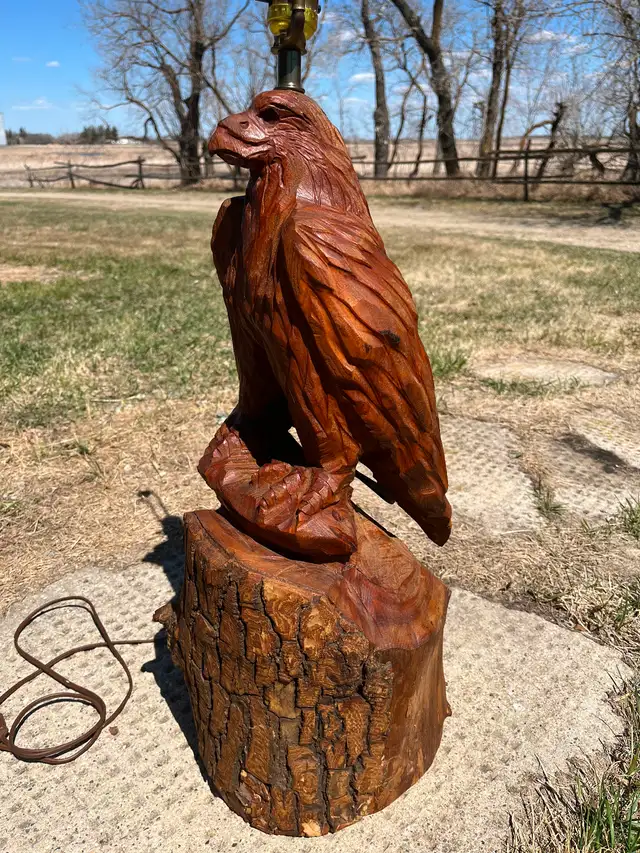 Beautiful Carved eagle lamp - Photo 3