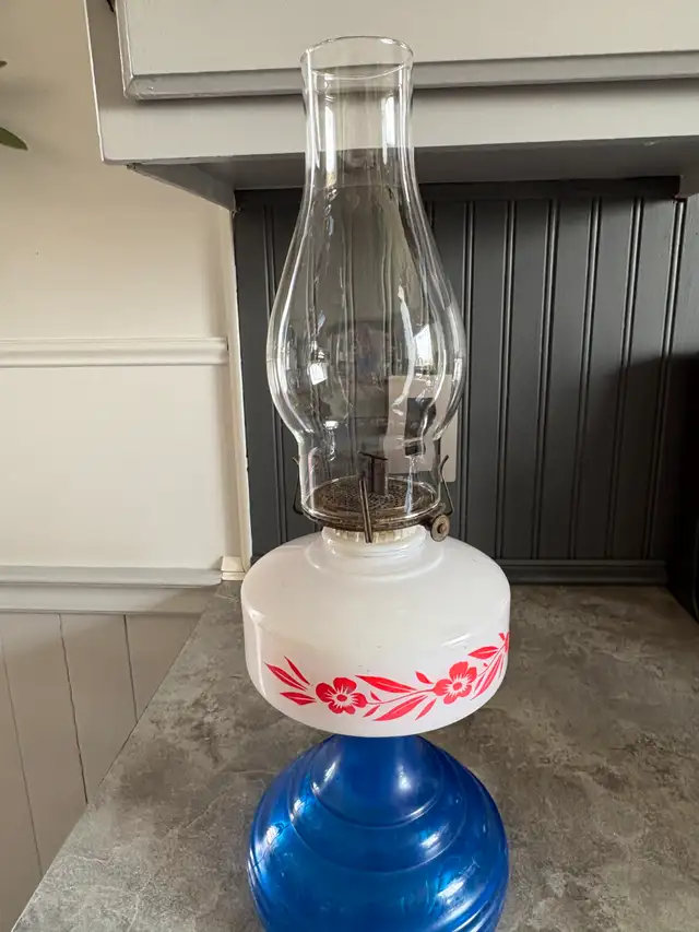 Assortment of antique lamps. - Photo 3