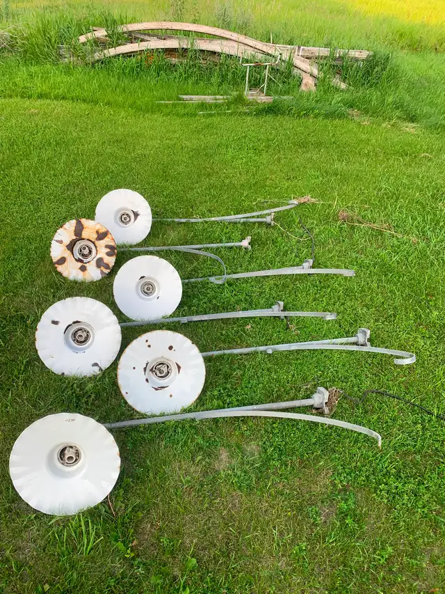 Set of 5 antique clamshell service station lights and brackets - Photo 2