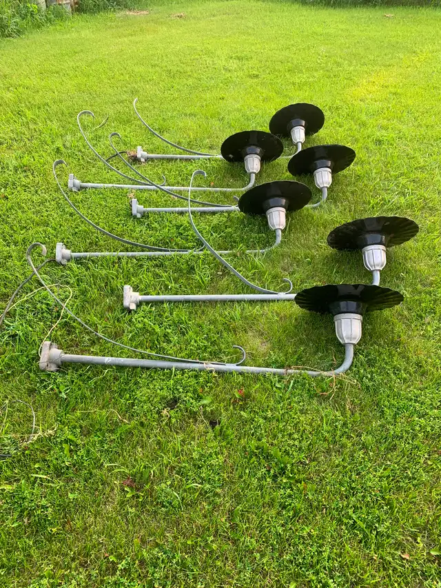 Set of 5 antique clamshell service station lights and brackets - Photo 3