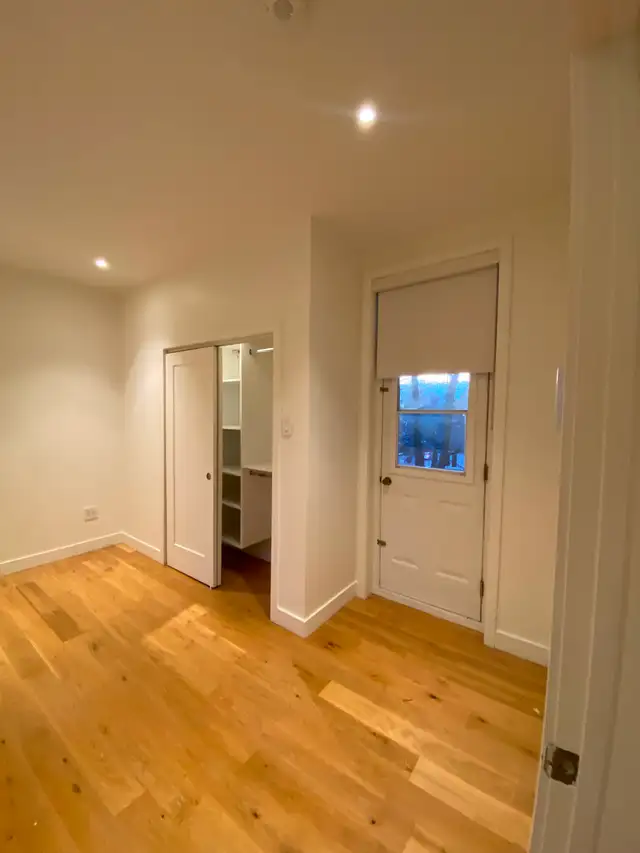 Room for rent in 3 bedroom, 1 bathroom apartment - Photo 2