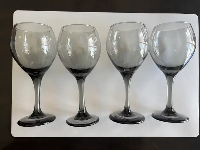 4x Wine glasses