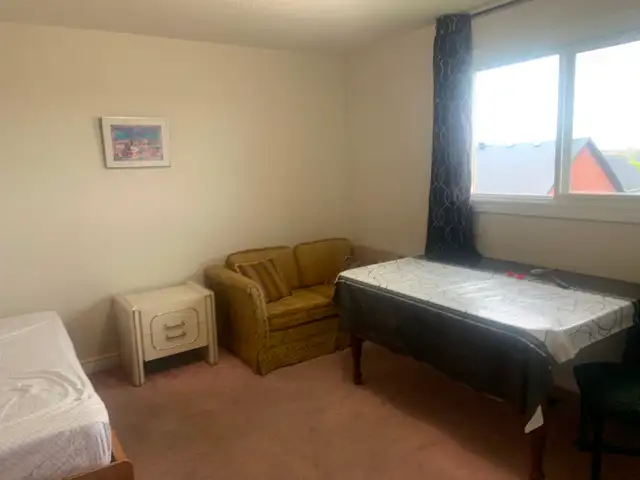 Room for Rent in House - No Parking - Photo 3