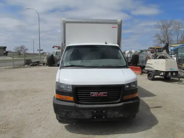 2022 GMC Savana 14 ft box 9900 lb GVW - Photo 2
