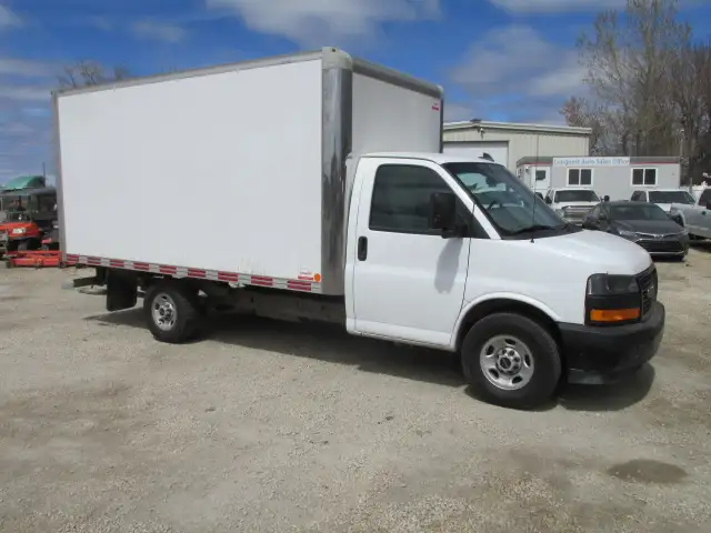 2022 GMC Savana 14 ft box 9900 lb GVW - Photo 3
