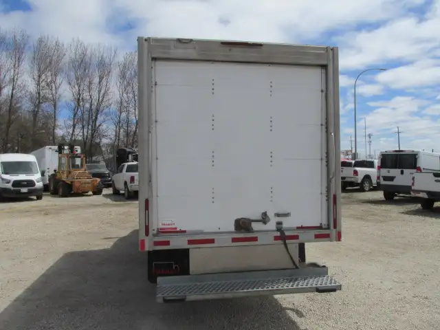 2022 GMC Savana 14 ft box 9900 lb GVW - Photo 4