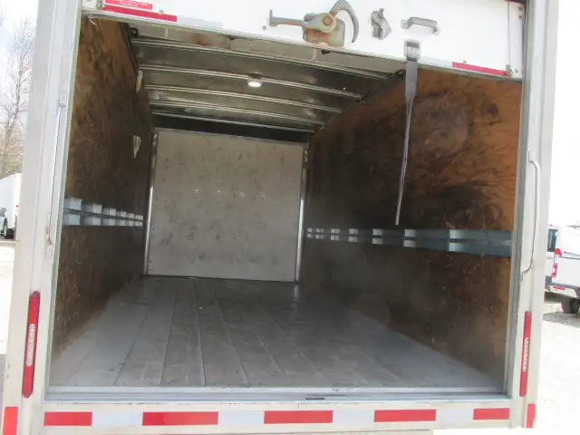 2022 GMC Savana 14 ft box 9900 lb GVW - Photo 6