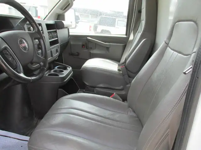 2022 GMC Savana 14 ft box 9900 lb GVW - Photo 8