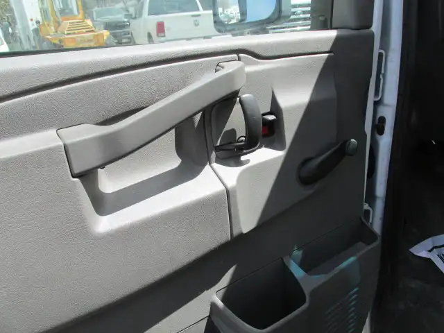 2022 GMC Savana 14 ft box 9900 lb GVW - Photo 9