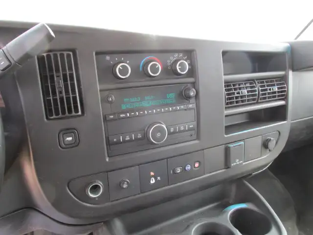 2022 GMC Savana 14 ft box 9900 lb GVW - Photo 10