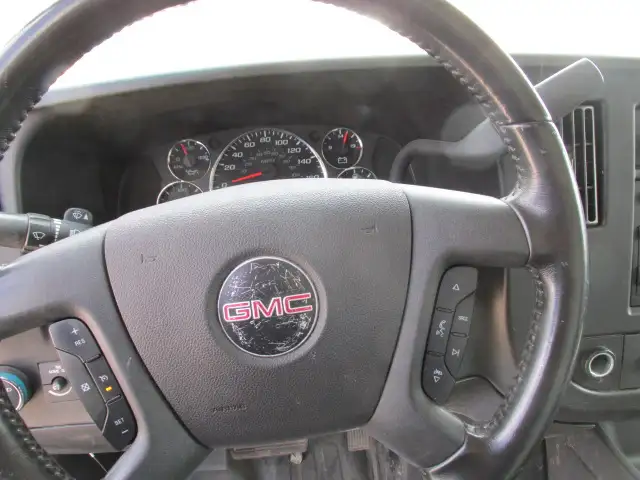 2022 GMC Savana 14 ft box 9900 lb GVW - Photo 11
