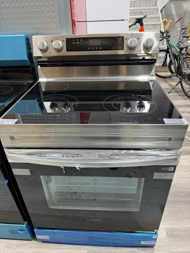 Price Drop | Stove - 30 Samsung 6.3 Cu ft  NE63A6111SS  |