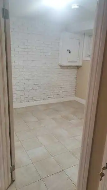 Gorgeous 1 bedroom basement apt - Photo 5
