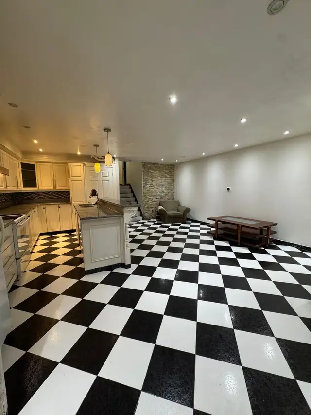 3 Bedroom, 2 Bathroom house in Square One - Photo 2