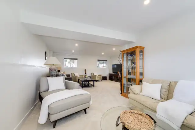 Home for sale in Lacombe, 5 beds, 3 bath, attached garage - Photo 8