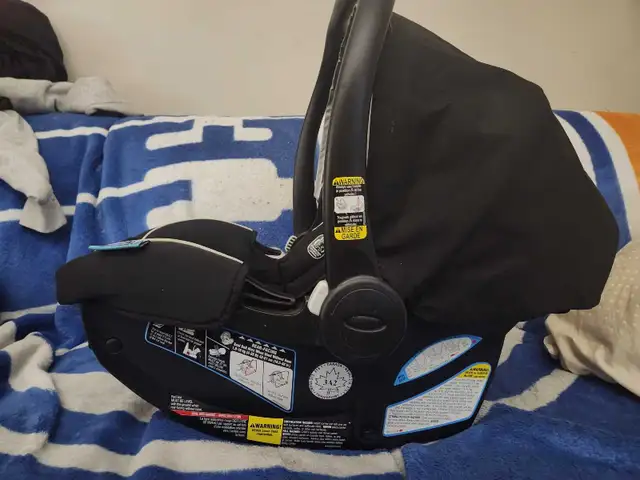 Car seat and Little likes trampoline - Photo 2