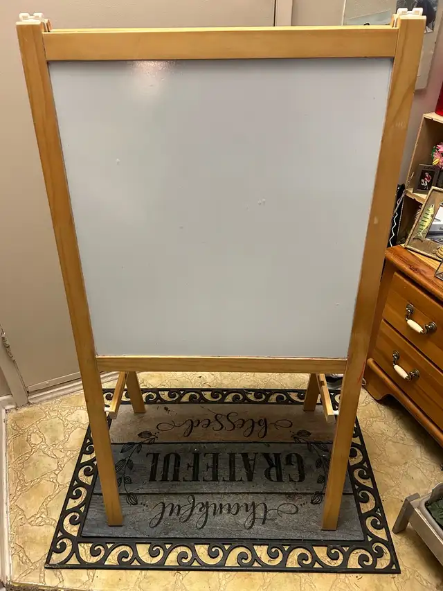2 sided children’s easel - Photo 2