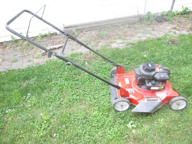 POULAN 20' PUSH LAWN MOWER BRIGGS 4.5 H/P STARTS RUNS GREAT