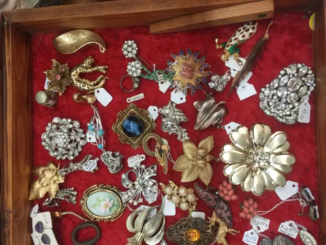 ESTATE SALE  JEWLWERY GOLD  AND COLECTABLE WATCHES - Photo 3