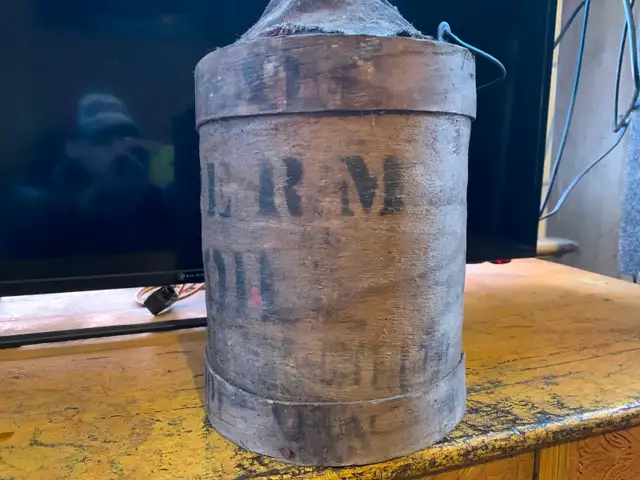 Buffalo Prairie City Oil Co.  Sperm whale oil jug - Photo 3